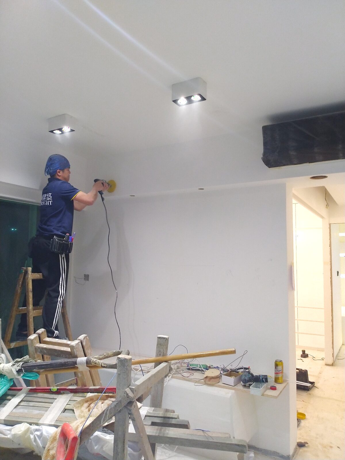 香港商鋪輕裝修工程現場,師傅進行天花及牆身施工