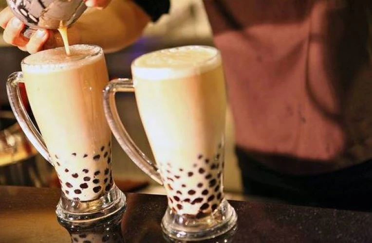 旺角鬧區新淨茶飲店 